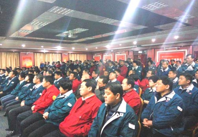 拉斯维加斯9888集团治理职员正在大礼堂认真听取科技职员的科普知识讲座